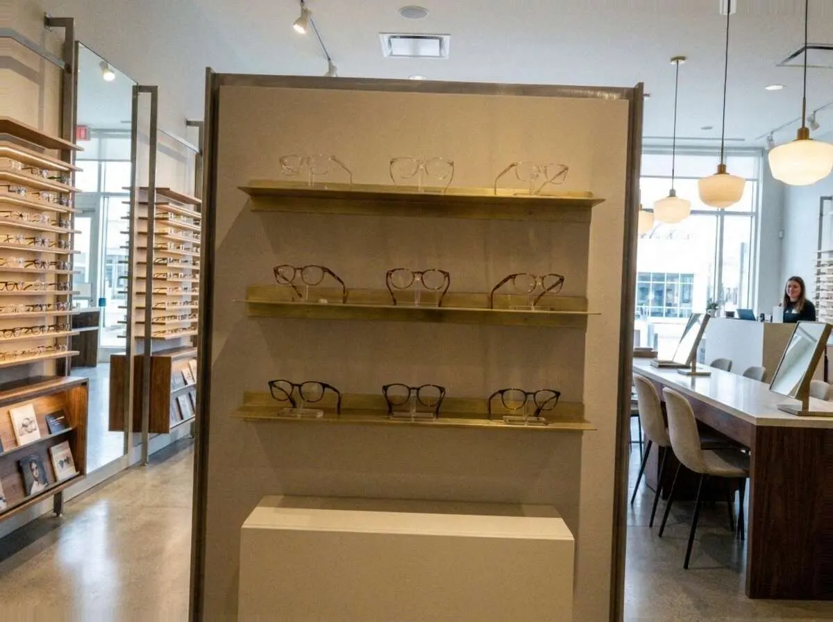 Photo prise rapidement dans une boutique d’optique, avec plusieurs montures orientées dans des directions différentes